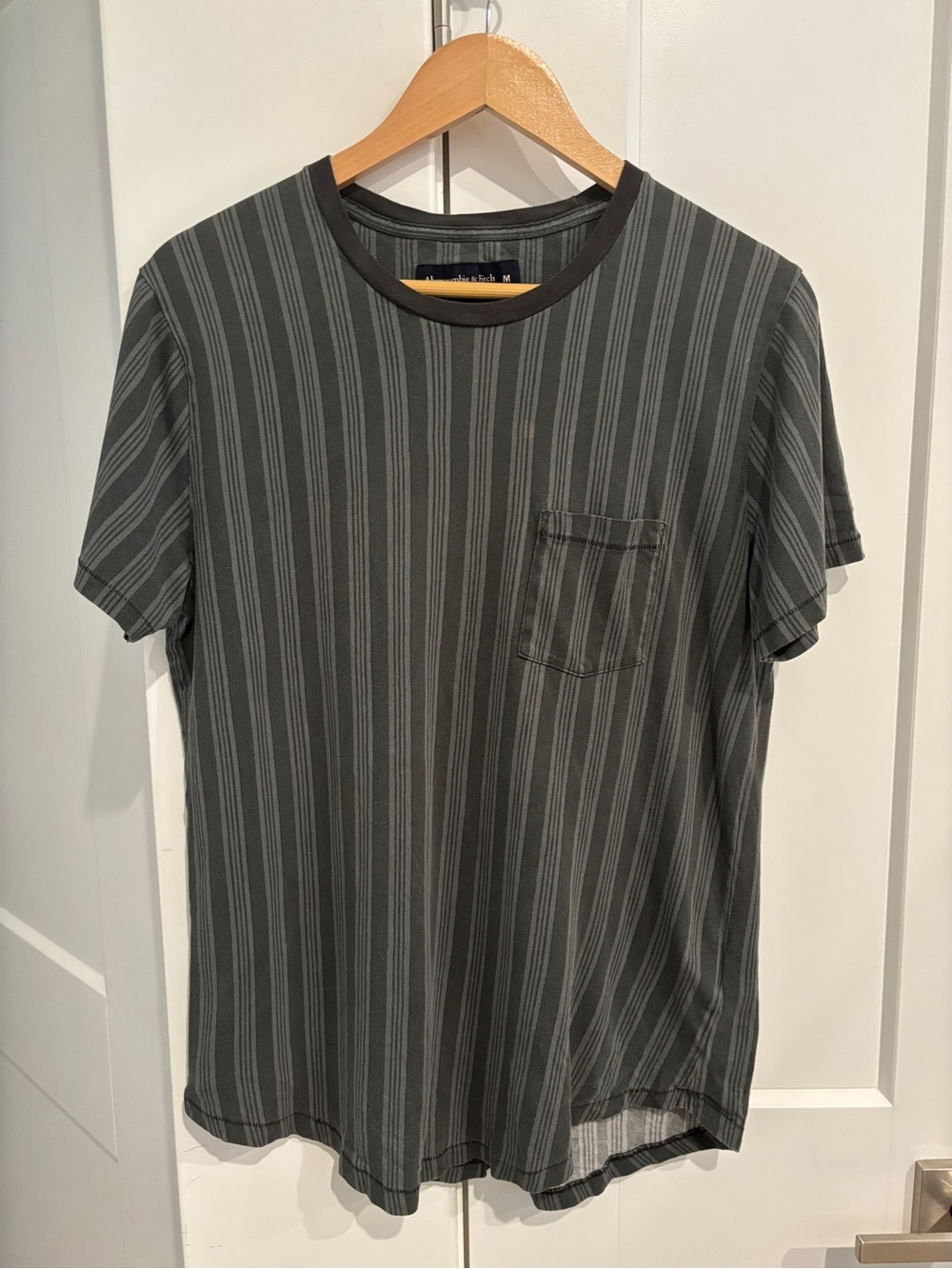 Abercrombie & Fitch Green and Gray Striped Pocket Tee. Size M